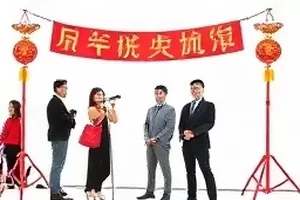 《旧巷摄影机》场记板特写，日期栏显示四月十二日进新棚