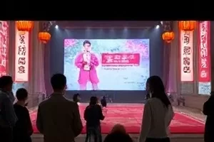 《晚八点热搜》标题原文与转发版本的对照截图，两处用词不同