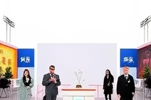《补光灯下》幕后花絮画面，灯光组布光示意图入镜